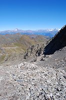 07 Vista sulle Alpi Retiche mentre si procede tra roccette e sfasciumi
